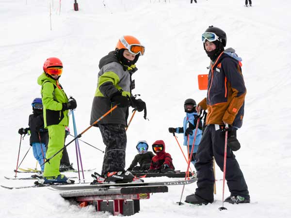 kids skiing